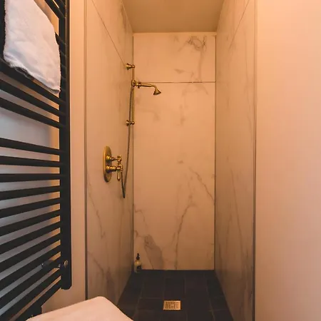 Au Nom De Dieu Hotel